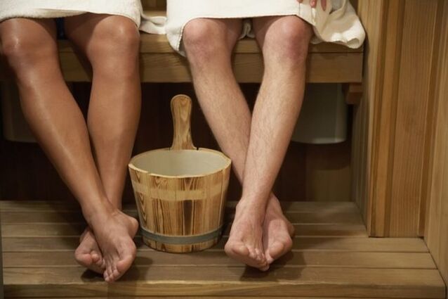 In the bath, it is easy to get infected with toenail fungus